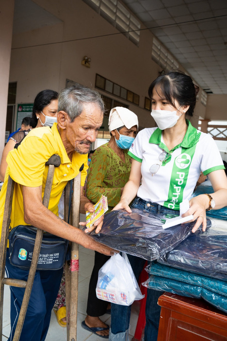 Ông Thạch Phát được CBNV PP. Pharco thăm hỏi, động viên tinh thần