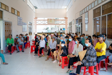 Người dân chờ nhận thuốc theo toa thăm khám của Bác sĩ