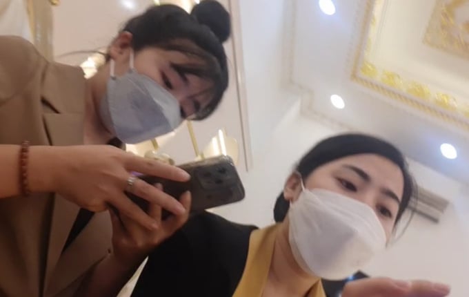 Nhân viên tại TOMY’ SECRET tư vấn phương pháp điều trị nám cho PV (ảnh cắt từ Clip)