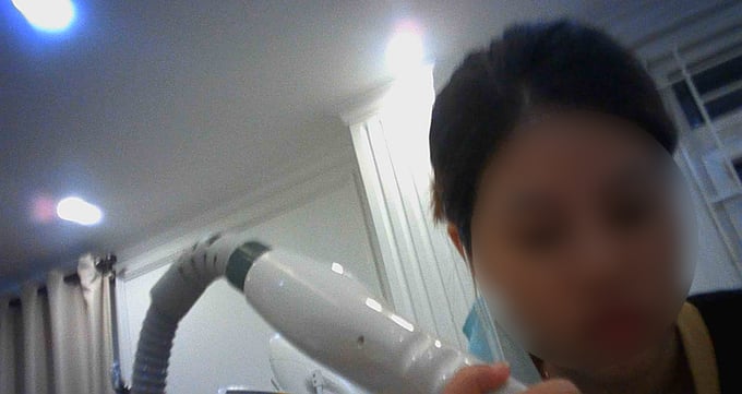 Cô nhân viên còn rất trẻ học nghề về da 3 tháng đã được sử dụng thiết bị chiếu tia vào da PV để trị nám (ảnh cắt từ Clip)