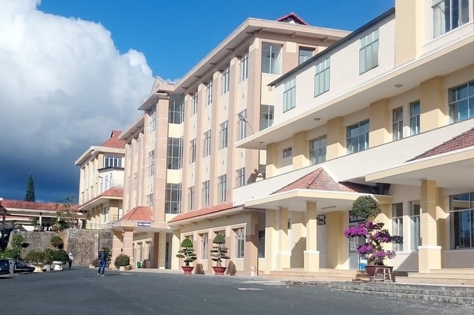 Bệnh viện Đa khoa tỉnh Lâm Đồng đang điều trị cho các nạn nhân nghi ngộ đôc rượu. Ảnh: GM