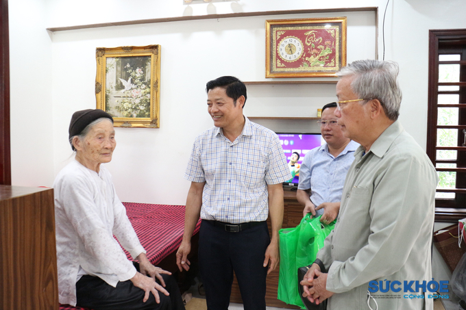 Cụ bà vẫn minh mẫn, dành lời cảm ơn đến Chủ tịch Hội và chúc mọi người công tác tốt