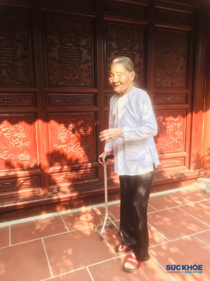 Hàng ngày cụ vẫn đều đặn chống gậy đi lại quanh vườn, quanh nhà 