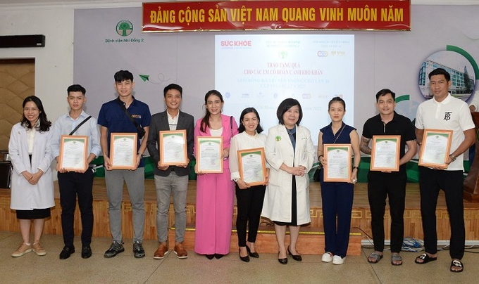 BS.CKII Lê Thị Minh Hồng trao thư cám ơn các đội bóng và nhà hảo tâm