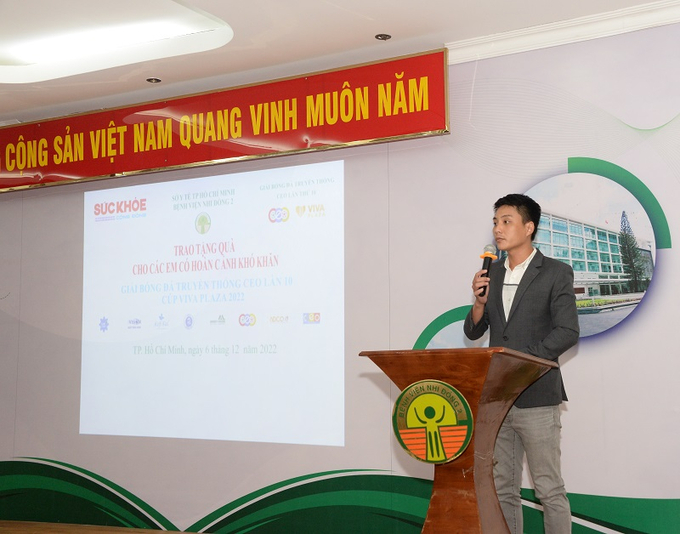 Ông Bùi Văn Phúc, đại diện Ban tổ chức giải bóng đá truyền thống CEO FC tranh cúp VIVA PLAZA lần thứ 10 phát biểu tại buổi lễ