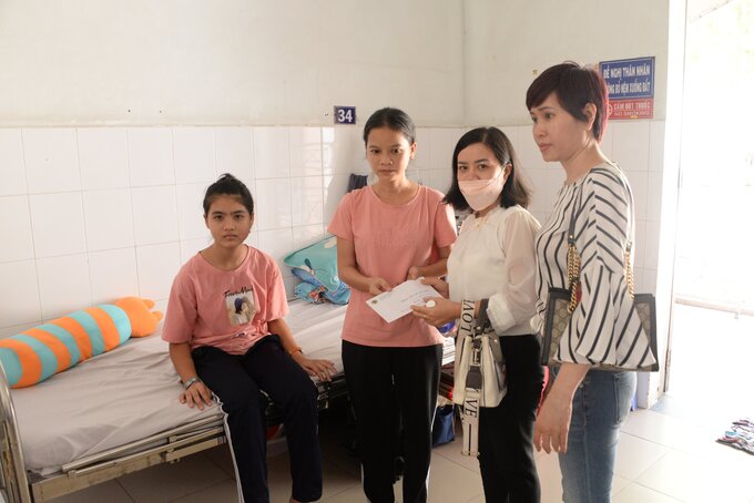 Một số hình ảnh phóng viên Văn phòng đại diện Tạp chí Sức Khỏe Cộng Đồng và đại diện giải bóng đá trao tiền viện phí cho các bé