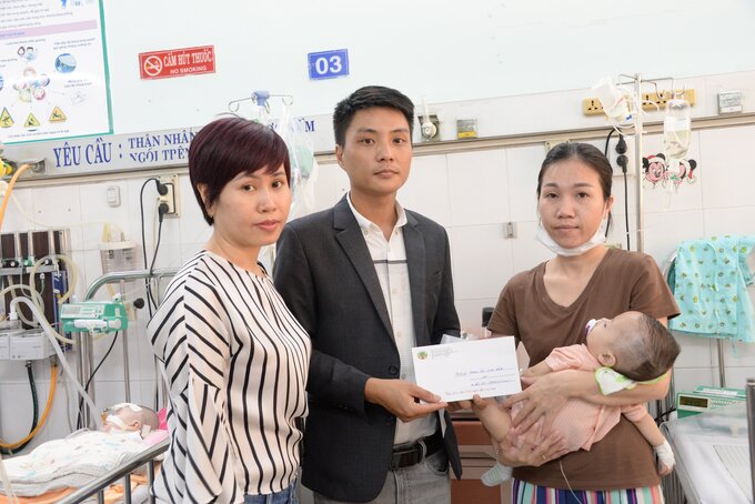 Một số hình ảnh phóng viên Văn phòng đại diện Tạp chí Sức Khỏe Cộng Đồng và đại diện giải bóng đá trao tiền viện phí cho các bé