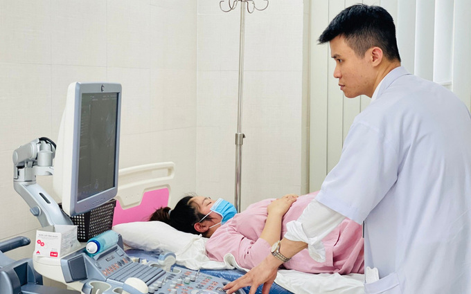 Bác sĩ thăm khám cho sản phụ. Ảnh: BVCC