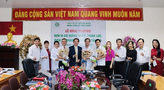 Ban Giám đốc bệnh viện cùng các phòng khoa chụp hình lưu niệm