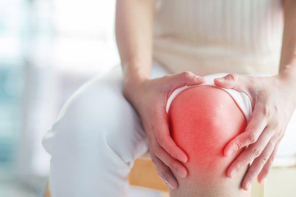 Các biện pháp điều trị đau khớp gối ở người trẻ tuổi. Ảnh minh họa
