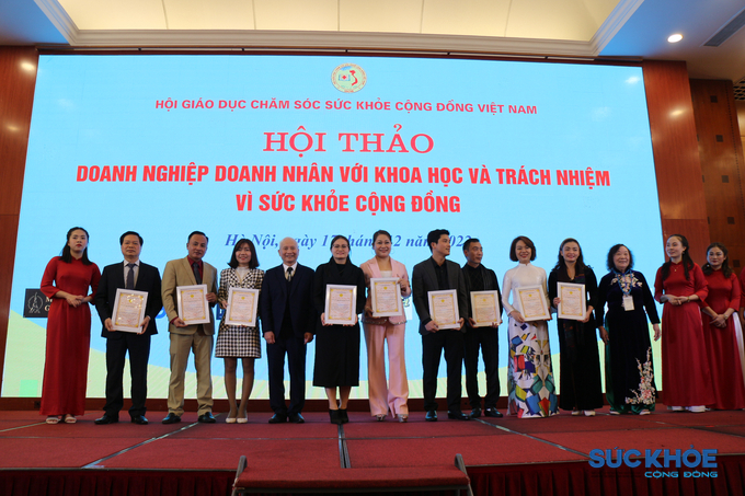 PGS.TS.NGND Nguyễn Võ Kỳ Anh và PGS. TS Nguyễn Thị Chính trao chứng nhận cho các đơn vị tài trợ