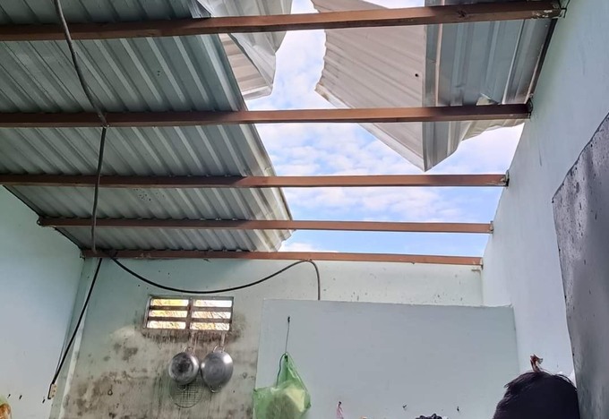 Một căn nhà trọ bị tốc mái gần hết. Ảnh: LĐO