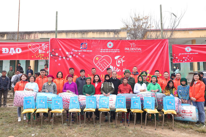 Lãnh đạo công ty Dược phẩm Tâm Bình trao quà Tết cho người dân.
