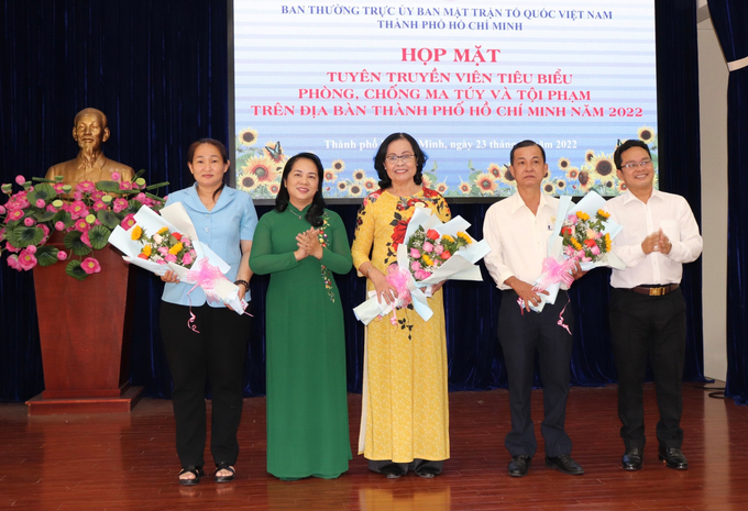 Lãnh đạo UBMTTQVN Thành phố tặng hoa cảm ơn các đại biểu giao lưu chia sẻ kinh nghiệm trong công tác tuyên truyền