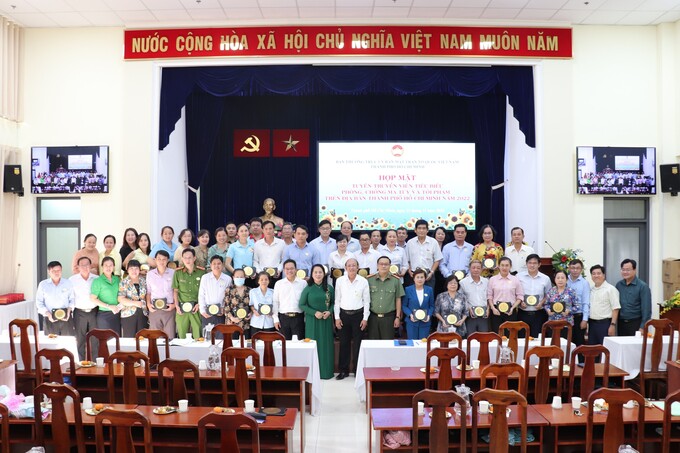 Lãnh đạo UBMTTQVN Thành phố chụp hình lưu niệm cùng  48 tuyên truyền viên 