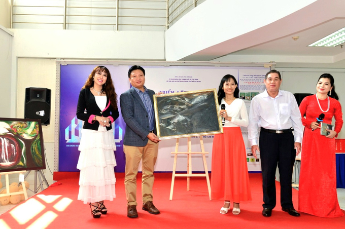 Ảnh chụp từ trái sang, Hoa hậu doanh nhân Phi Thanh Vân, Doanh nhân Phan Thế Phương – Chủ tịch Công ty TNHH Liên Kết Việt Mỹ, Họa sĩ Đỗ Thiên Hương, Giám đốc kinh doanh Nguyễn Văn Hùng của Yến Sào Biển Đông, Biên tập viên kênh TFS của HTV – MC Thu Trang trong buổi khai mạc trao bức tranh đấu giá “Âm Vang Của Núi”
