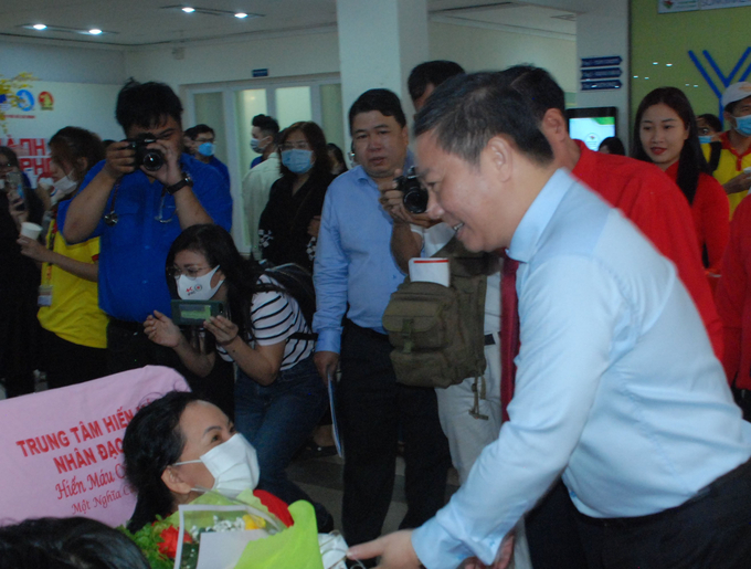 Ông Dương Anh Đức, Phó Chủ tịch UBND TP. HCM thăm động viên tình nguyện viên hiến máu