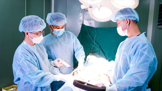 Bác sĩ phẫu thuật cho bệnh nhân. Ảnh: BV (LĐO)