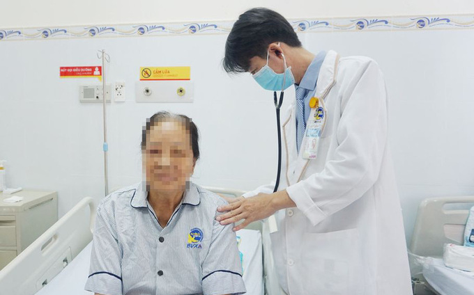 Bác sĩ thăm khám cho bệnh nhân. Ảnh: BVCC