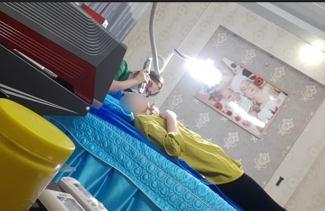Nhân viên Sun Set sử dụng thiết bị được cho là công nghệ của Nhật Bản, chiếu tia sáng vào mặt chị N.T để trị nám