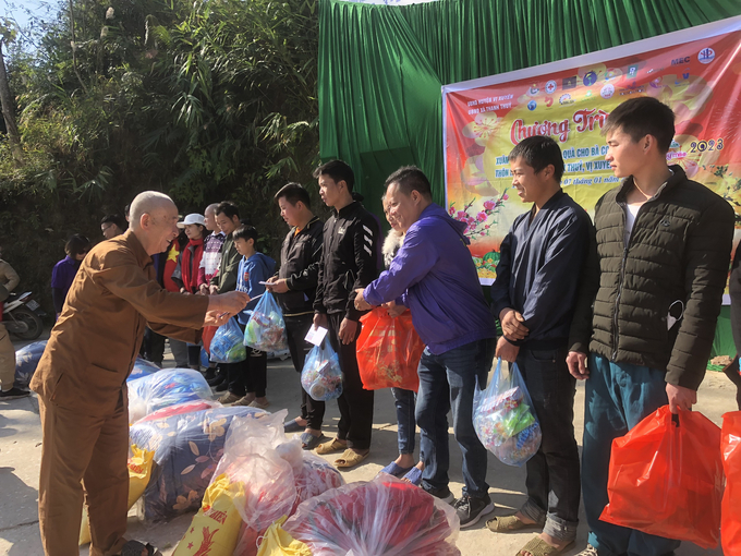 Nhóm thiện nguyện trao tặng quà tết cho bà con có hoàn cảnh khó khăn