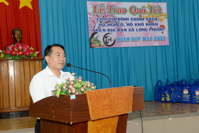 Ông Phan Văn Cường – Bí thư Đảng ủy xã Long Phước thay mặt lãnh đạo xã cám ơn các Mạnh Thường Quân