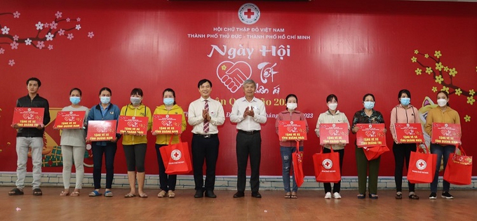 Ông Nguyễn Minh Nhựt - Phó trưởng Ban văn hoá xã hội, HĐND TP. Hồ Chí Minh và ông Cao Văn Minh, Trưởng Ban Dân vận Thành uỷ TP. Thủ Đức tặng quà  