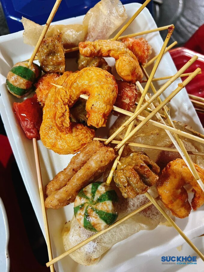 Các loại xiên gồm chả cá, chả tôm, phô mai que,...