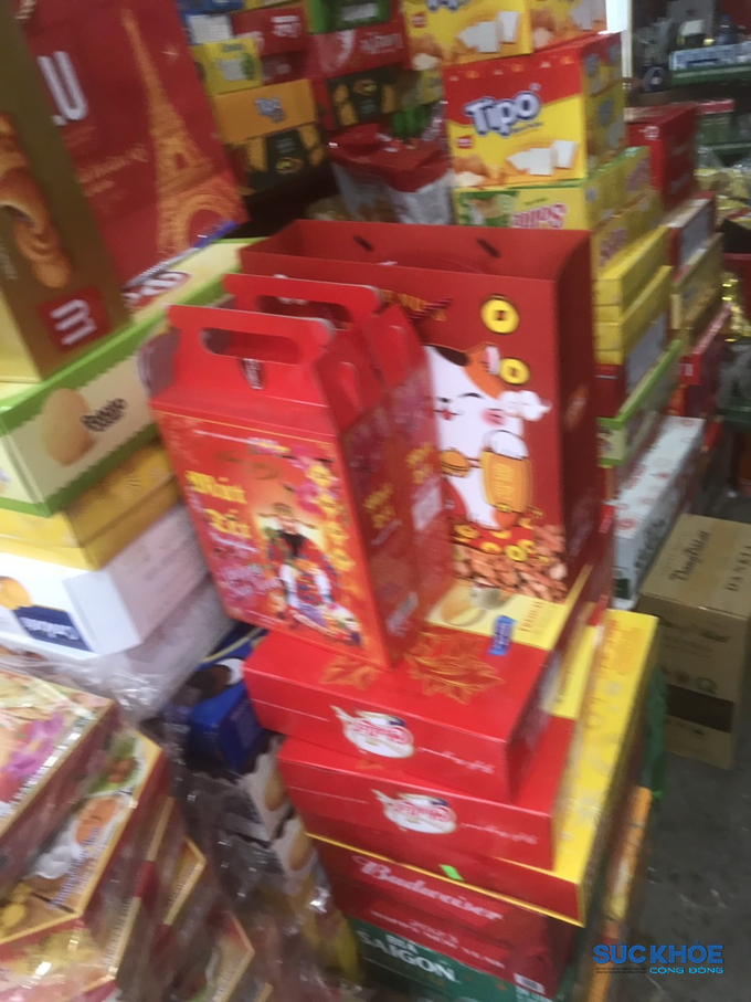 Đủ chủng loại hàng hóa bày bán lẫn vào nhau, có loại không rõ nguồn gốc xuất xứ, ghi toàn tiếng Trung Quốc trên bao bì....