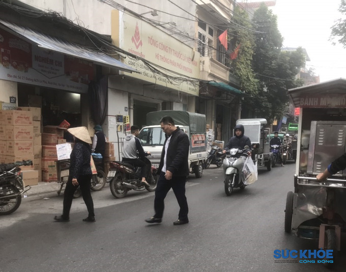 Người chở hàng, buôn bán tấp nập các mặt hàng đủ chủng loại từ bánh, kẹo, mứt Tết, nước ngọt, đến đồ chơi...