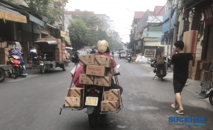 Từ xe máy chở hàng...