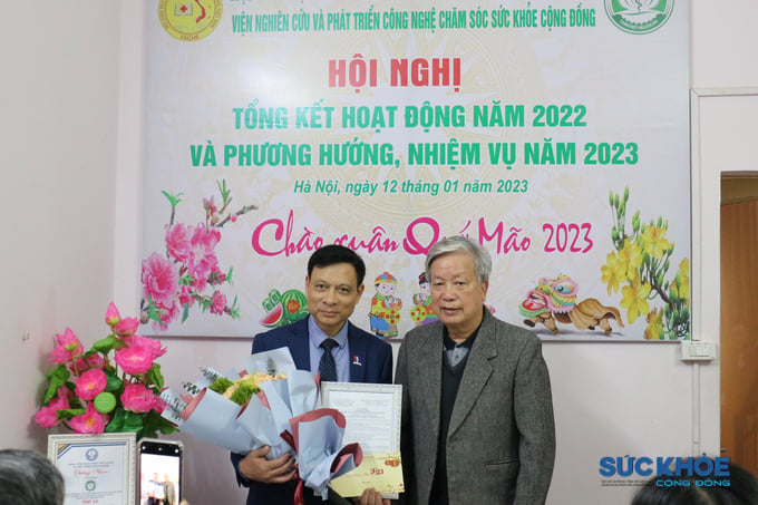 Chủ tịch Hội GDCSSKCĐ Việt Nam trao quyết định bổ nhiệm Viện trưởng Viện Nghiên cứu và Phát triển công nghệ chăm sóc sức khỏe cộng đồng