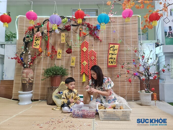 Trẻ mầm non còn được tự tay làm các đồ trang trí cùng cô giáo 
