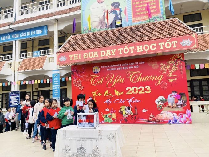 Không chỉ dừng lại ở các hoạt động trải nghiệm đơn thuần, lễ hội Tết tại các trường học còn mang nhiều giá trị nhân văn và tinh thần tương thân tương ái khi lồng ghép những chương trình ân tình