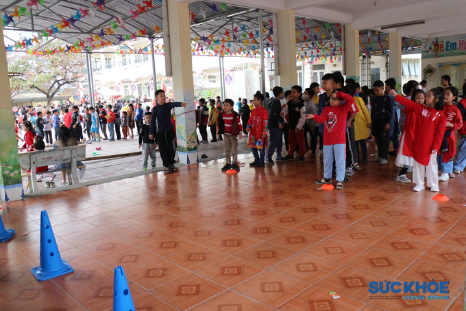 Học sinh thi ném vòng có thưởng