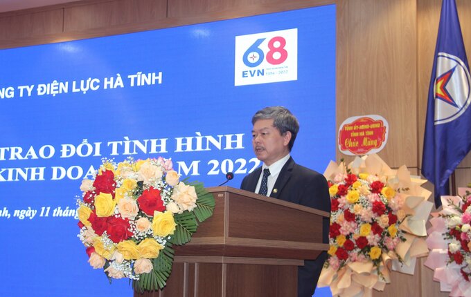 Ông Lê Quang Thái - Phó Tổng Giám đốc Công ty Điện lực miền Bắc, Giám đốc Công ty Điện lực Hà Tĩnh báo cáo kết quả hoạt động SXKD và một số đề xuất với UBND tỉnh.