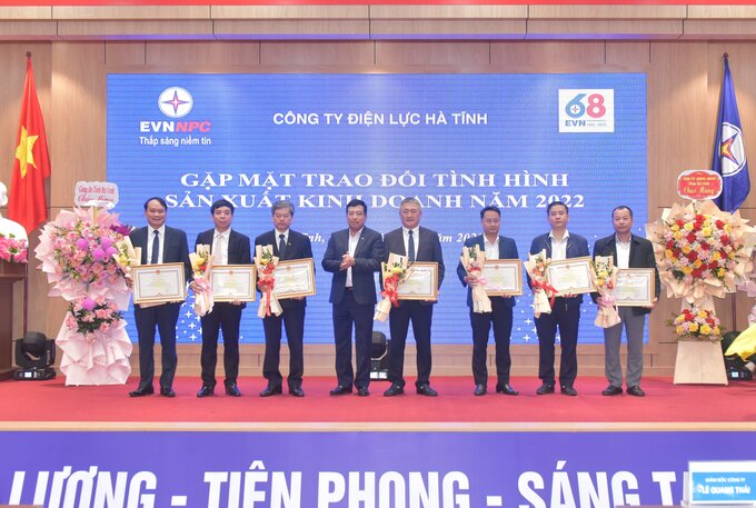 Thay mặt Tỉnh ủy - HĐND - UBND, Phó Chủ tịch Thường trực HĐND tỉnh Trần Tú Anh trao hoa chúc mừng Công ty Điện lực Hà Tĩnh.