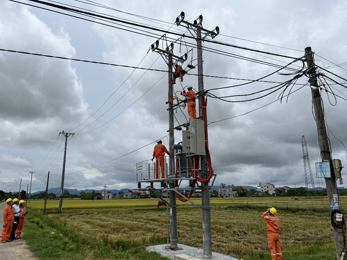 Công nhân Điện lực Thạch Hà, Hà Tĩnh triển khai kiểm tra TBA