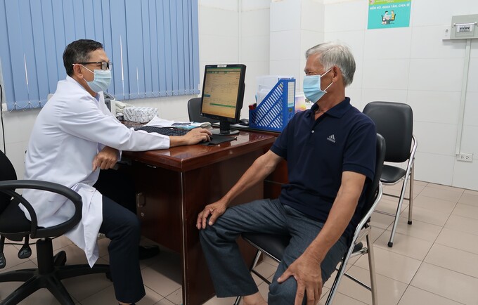 BS.CK II Nguyễn Ngọc Châu khám và tư vấn cho bệnh nhân sau 3 tuần phẫu thuật 