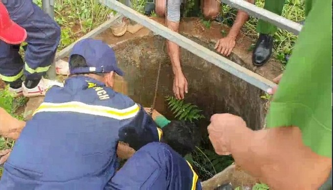 Lực lượng chức năng tiến hành giải cứu nạn nhân. Ảnh: BT