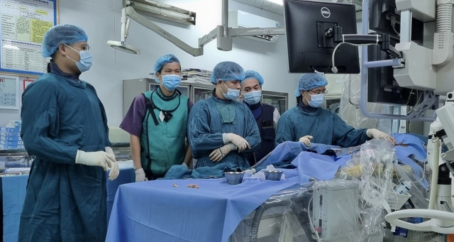 Các y, bác sĩ can thiệp cứu sống bệnh nhân. Ảnh: SKĐS