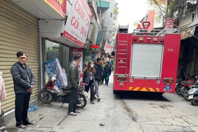 Cảnh sát điều hai xe chữa cháy xuống hiện trường. Ảnh: LĐO