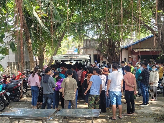 Đưa thi thể nạn nhân vụ chìm thuyền trên sông Đồng Nai lên bờ. Ảnh: LĐO