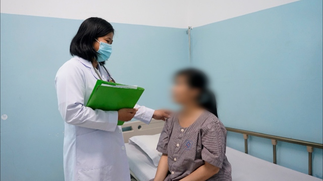 Bác sĩ thăm khám cho bệnh nhân sau khi phẫu thuật. Ảnh: SKĐS