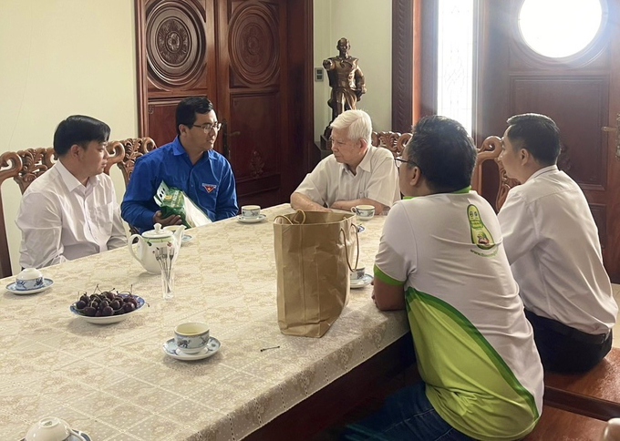 Phó Chủ nhiệm Mạng lưới Lương Định Của toàn quốc Trầm Minh Thuần (áo Thanh niên Việt Nam) thuật lại câu chuyện liên kết xây dựng chuỗi giá trị thương hiệu gạo Hạt Ngọc Rồng tại tỉnh Trà Vinh 