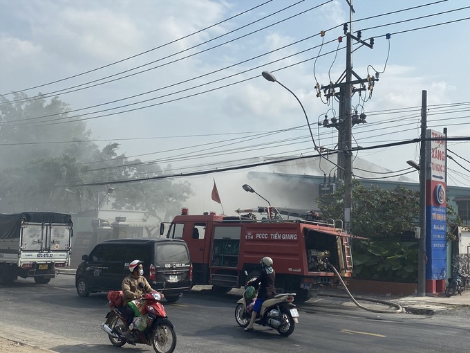 Lực lượng Cảnh sát Phòng cháy, chữa cháy và Cứu nạn, cứu hộ thực hiện phương án chữa cháy. Ảnh: LĐO