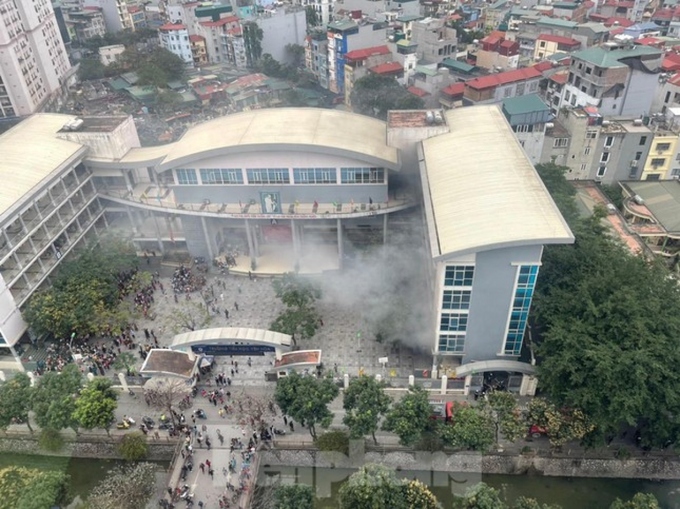 Một đám cháy bất ngờ xảy ra tại Trường Tiểu học Yên Hòa. Ảnh: VOV