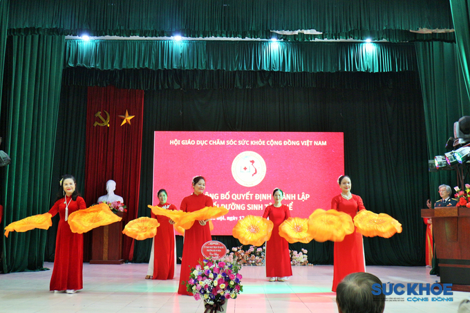 Hát múa: Đảng đã cho ta một mùa xuân do Tốp nữ văn phòng Trung ương Hội GDCSSKCĐ Việt Nam biểu diễn