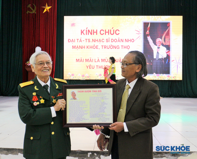 Đọc bài thơ 