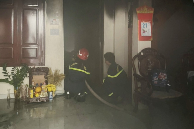 Lực lượng Công an tổ chức chữa cháy. Ảnh: Haiphong